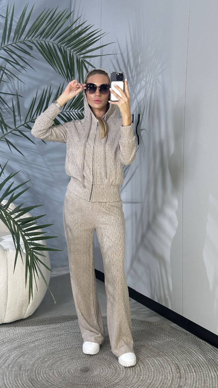 ♥️BLACK FRIDAY♥️
 дуже гарний, якісний комплект : кофта на блискавці та капюшоном, штани палаццо  з боковими кишенями .
Тканина:Турецька  Ангора-косичка машинна в'язка 
Дуже гарної якості💋