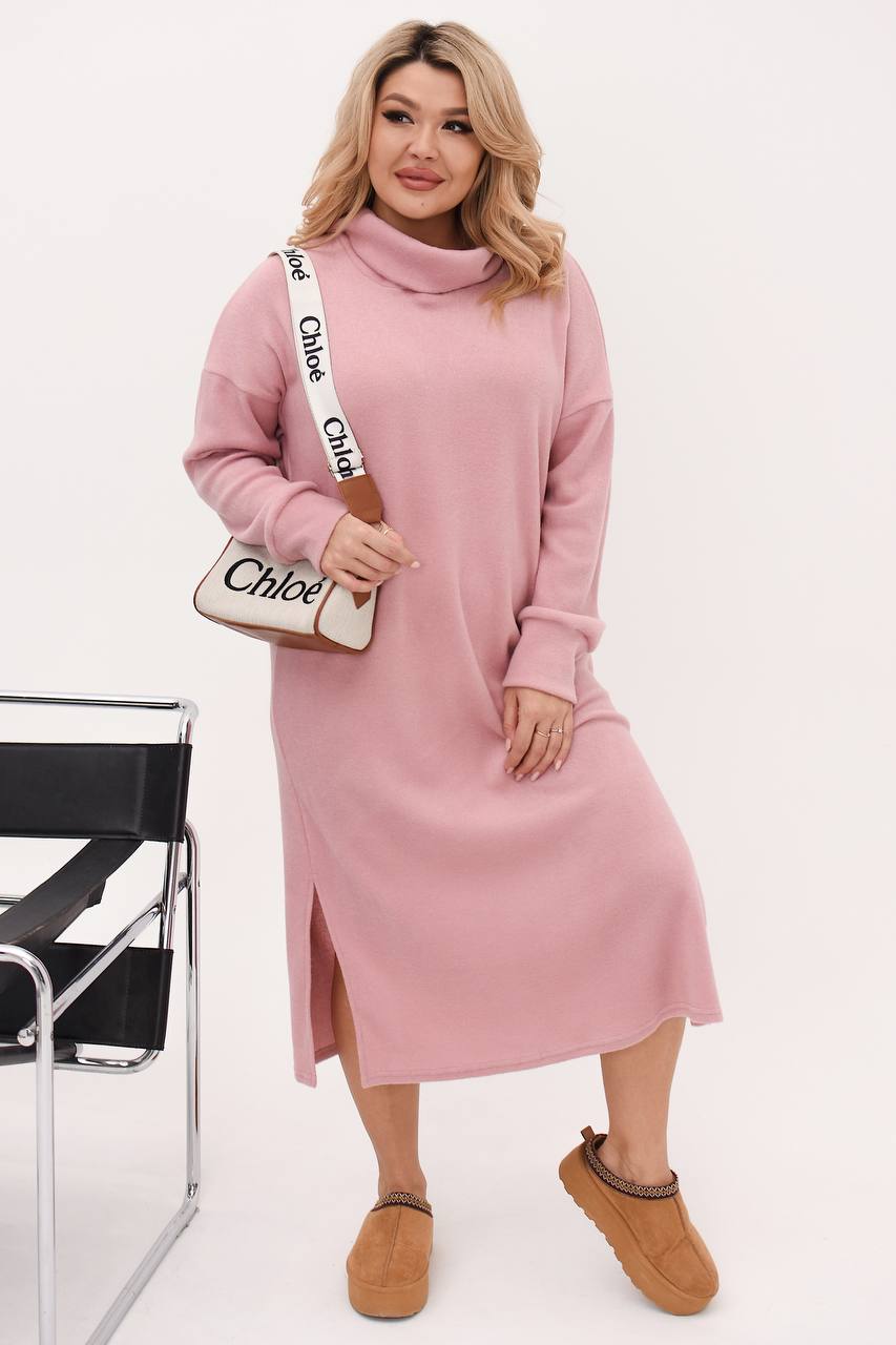 Стильна сукня
▪Тканина: трикотаж Ангора
 Прямий вільний силует з довжиною нижче коліна. Високий комір додає елегантності та захищає від холоду. З боків є  розрізи,